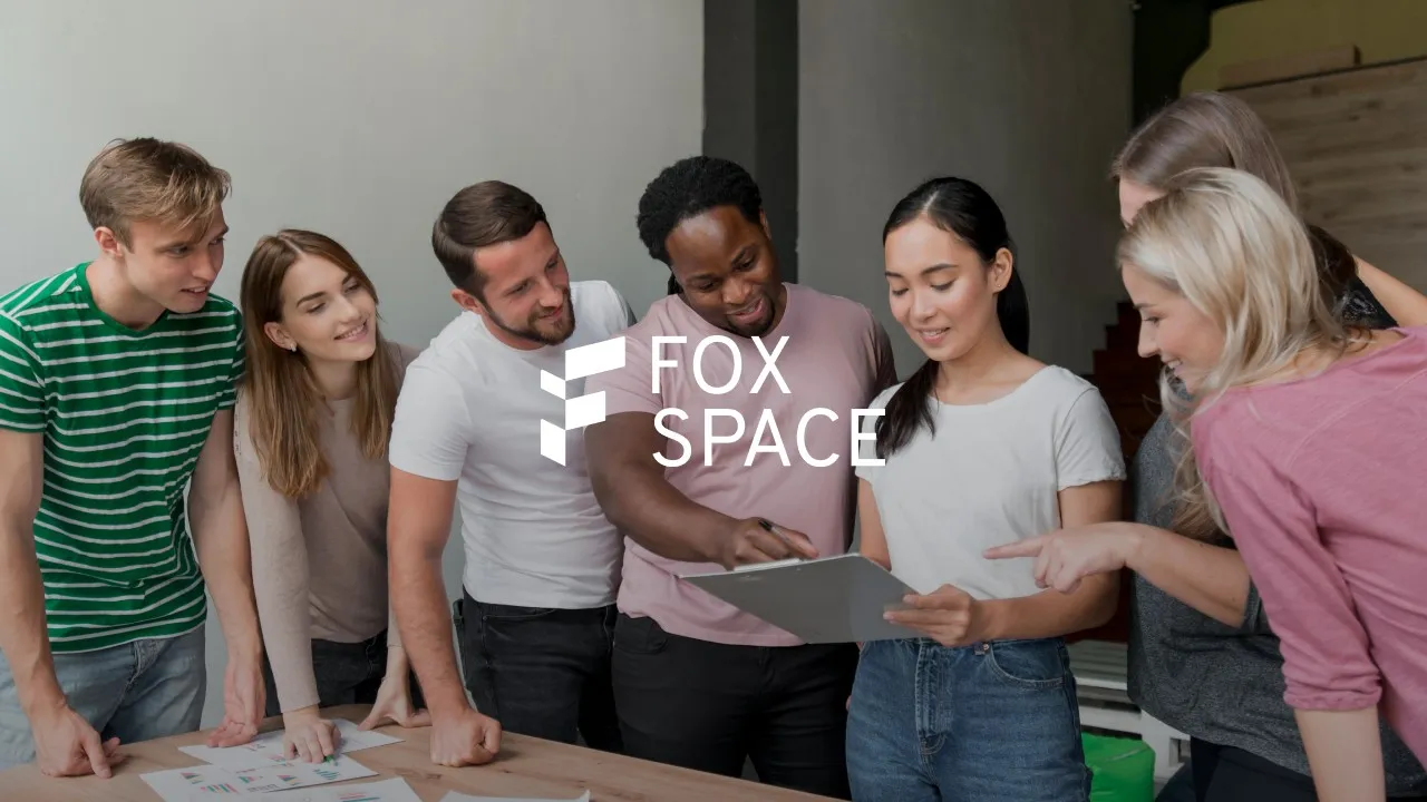 กลุ่มคนกำลังใช้งาน FoxSpace บนแท็บเล็ต
